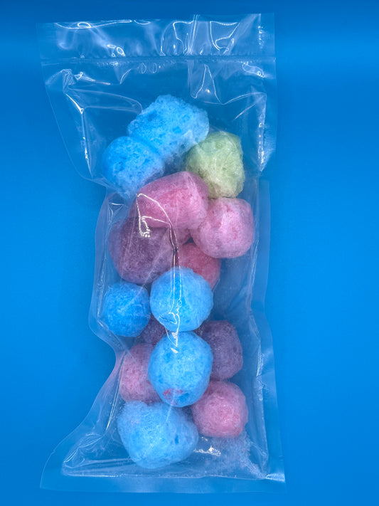 Freeze-dried fruity spheres