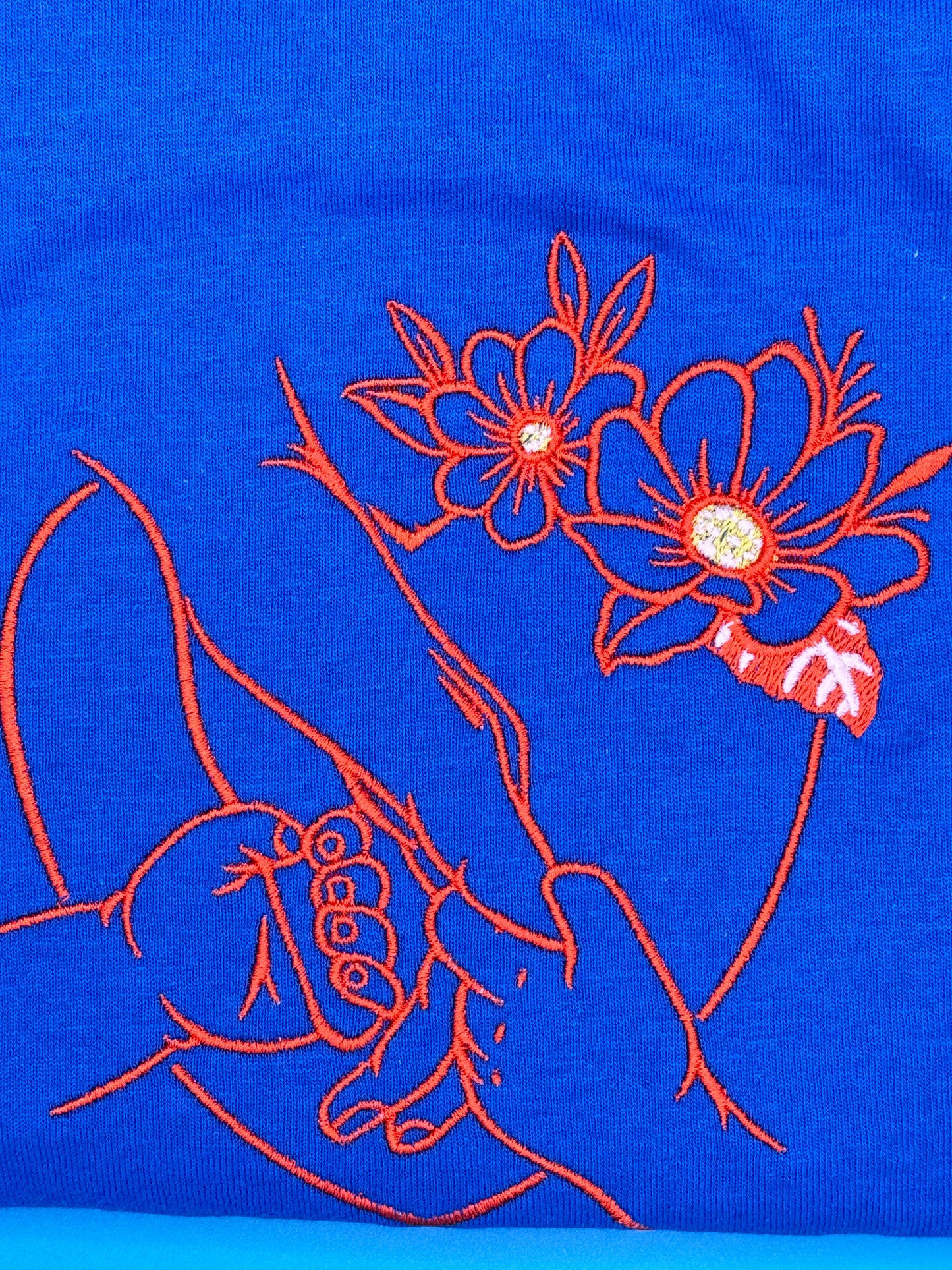 Mother and child hands short-sleeve embroidered T-shirt.